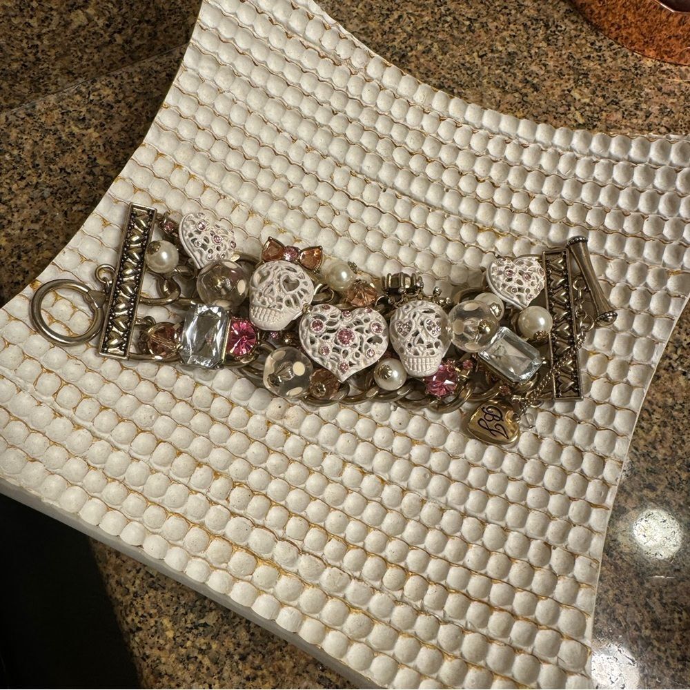Betsey Johnson whiteout skull toggle bracelet, charms‎ extremely rare